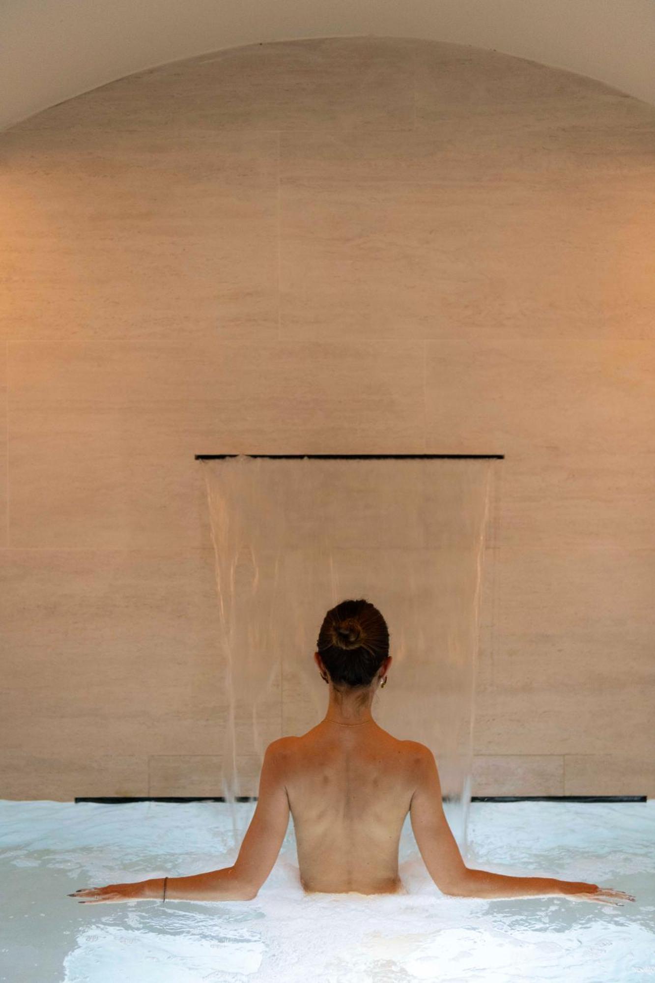 Hotel La Gemma Флоренция Экстерьер фото A woman in a shower